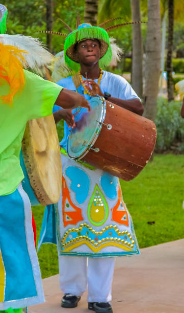 artisti junkanoo vestiti con costumi tradizionali in un festival a freeport, bahamas - african descent african culture drum history foto e immagini stock