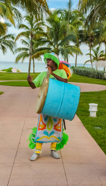 artisti junkanoo vestiti con costumi tradizionali in un festival a freeport, bahamas - african descent african culture drum history foto e immagini stock