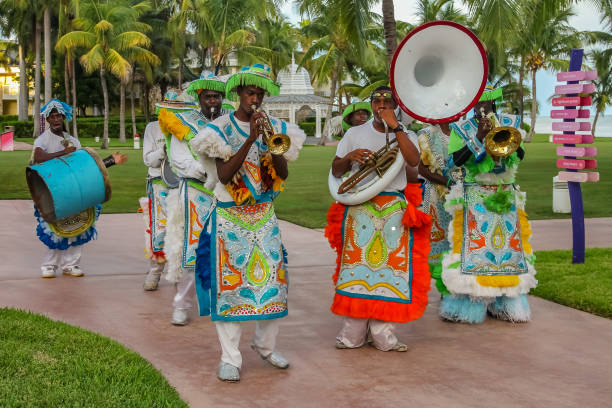 artisti junkanoo vestiti con costumi tradizionali in un festival a freeport, bahamas - african descent african culture drum history foto e immagini stock