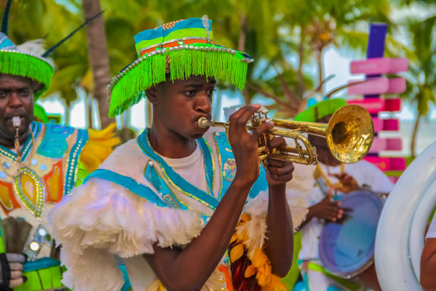 artisti junkanoo vestiti con costumi tradizionali in un festival che suona una tromba a freeport, bahamas - african descent african culture drum history foto e immagini stock