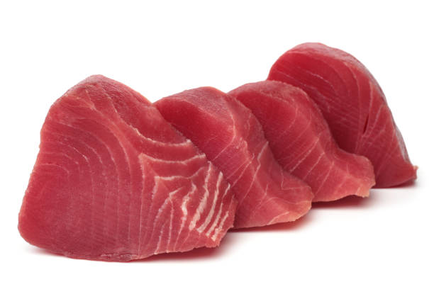 scheiben von rohem thunfisch fischfleisch - tuna raw portion prepared fish stock-fotos und bilder
