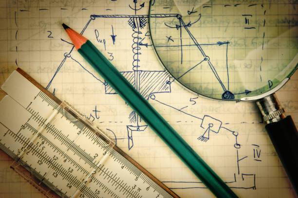 loupe et une règle à calcul sur l’ancienne page avec les calculs en mécanique - slide rule photos et images de collection