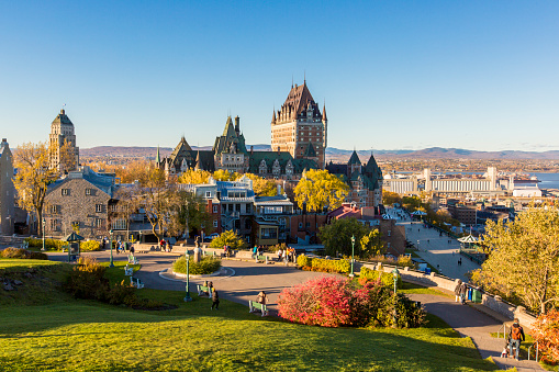 Castillo de Frontenac en Quebec ciudad vieja en la bonita temporada otoño photo