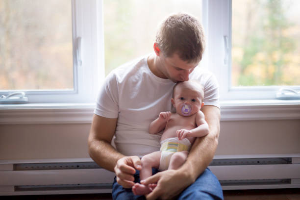 pai e bebê sentem no chão juntos - oneparent - fotografias e filmes do acervo