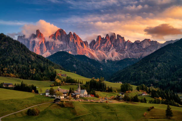 santa magdalena en dolomitas - north eastern italy fotografías e imágenes de stock