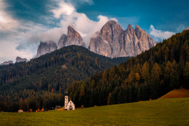 capilla solitaria escondida en dolomitas - north eastern italy fotografías e imágenes de stock