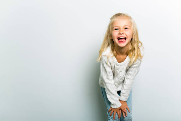 uma linda garota de 5 anos posando no estúdio - laughing children - fotografias e filmes do acervo