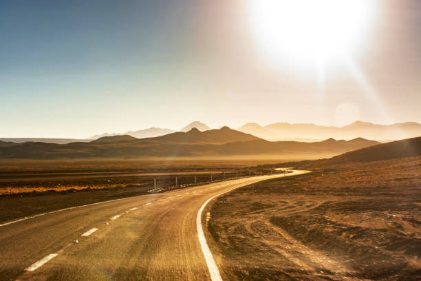 шоссе в пустыне атакама - desert road desert road landscape стоковые фото и изображения