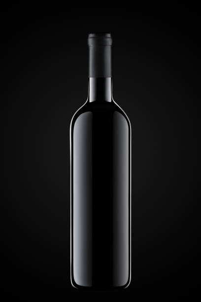 modelo conceito uma garrafa de vinho para a sua promoção de empresa de design e publicidade seu produto sobre fundo preto. maquete de garrafa de vinho. vista frontal - wine wine bottle bottle red - fotografias e filmes do acervo