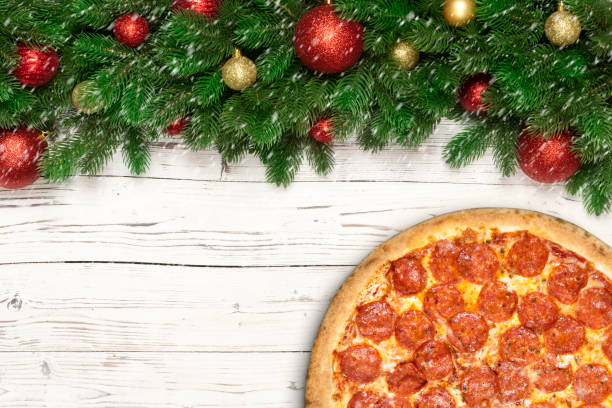 świąteczna pizza na białym drewnianym tle. projekt koncepcyjny pizza pepperoni z kopią miejsca na promocję świąt bożego narodzenia i nowego roku. widok z góry - salami sausage portion decoration zdjęcia i obrazy z banku zdjęć