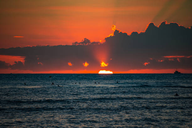 absolument magnifique vue du coucher du soleil sur l’hawaii - hawaii islands big island waikiki beach photos et images de collection