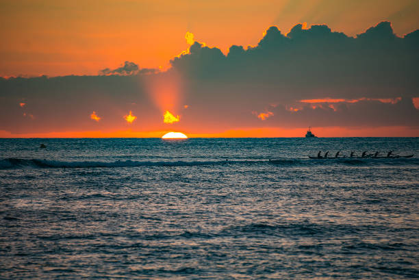 absolutely beautiful sunset view on the hawaii - hawaii islands big island waikiki beach imagens e fotografias de stock