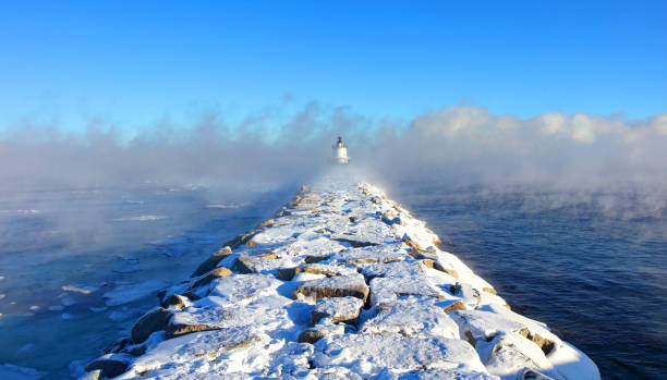 luce di cengia spring point nel fumo del mar artico - lighthouse maine portland maine scenics foto e immagini stock