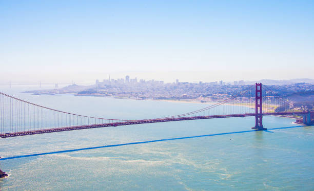 schöne aussicht auf die bucht von san francisco mit golden gate bridge - orange golden gate bridge tower suspension bridge stock-fotos und bilder