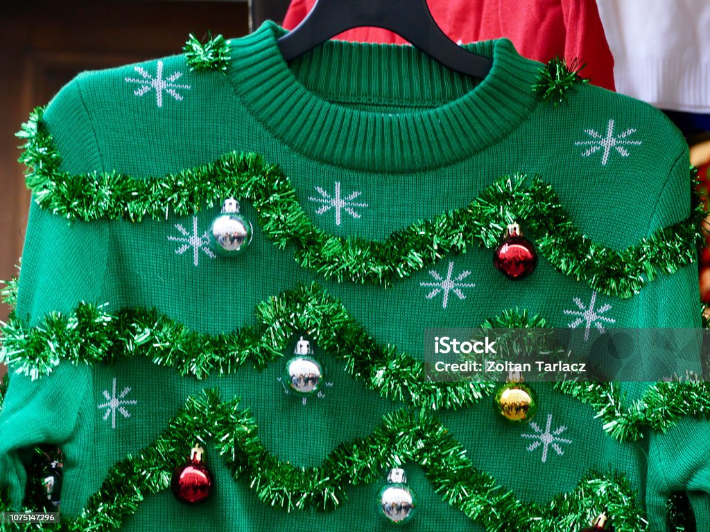 Bonito ou feio: camisola verde de Natal com decoração de bolas - Foto de stock de Suéter natalino royalty-free