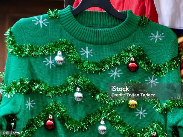 Foto de Bonito Ou Feio Camisola Verde De Natal Com Decoração De Bolas e mais fotos de stock de Suéter natalino