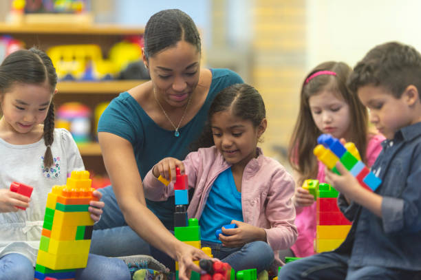 insegnante e studenti che giocano - block togetherness happiness indoors foto e immagini stock