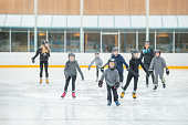 gruppe-von-kindern-eislaufen.jpg?b=1&s=170x170&k=20&c=oGQPdsm5ZzKScG9MWBM0LM3G6yFwFpOC954FEqtii3E=