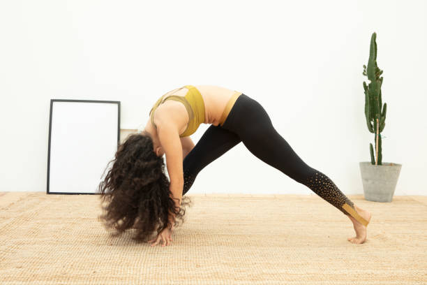 sportowa dopasowana kobieta joginka ćwiczy jogę - wicker mat zdjęcia i obrazy z banku zdjęć