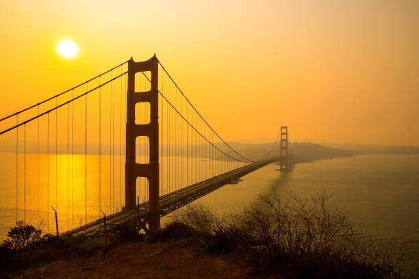 golden gate bridge, kalifornien-usa - orange golden gate bridge tower suspension bridge stock-fotos und bilder