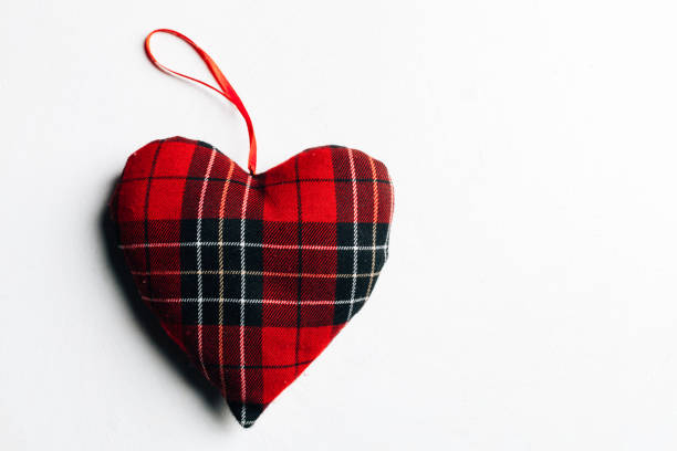 il cuore di tessuto rosso a scacchi al centro, spazio libero per testi isolati su sfondo bianco. concept valentine - cushion pillow heart shape multi colored foto e immagini stock