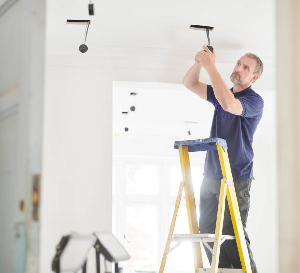 elektryk instaluje downlighty - men home interior screwdriver cable zdjęcia i obrazy z banku zdjęć