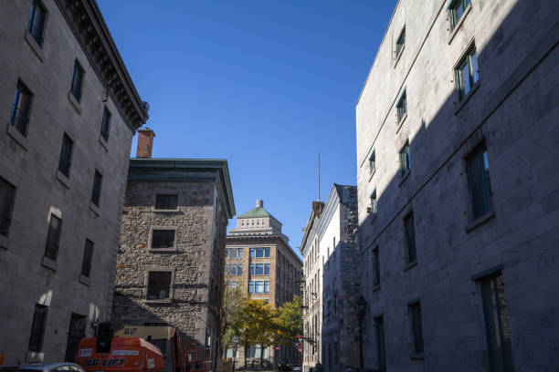 rascacielos de banco real, tomado de una calle cercana en el distrito del casco antiguo o vieux montreal, en la ciudad de montreal, la principal ciudad de quebec - royal bank of canada fotografías e imágenes de stock