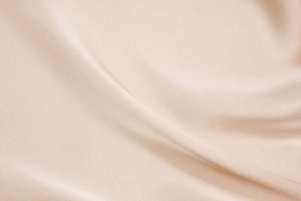 la texture du tissu satin de couleur beige pour le fond - chiffon photos et images de collection