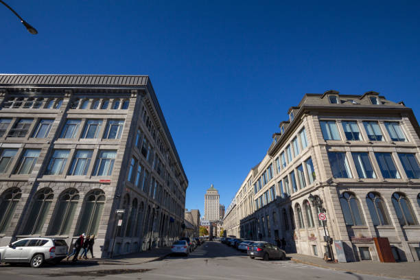 rascacielos de banco real, tomado de una calle cercana en el distrito del casco antiguo o vieux montreal, en la ciudad de montreal, la principal ciudad de quebec - royal bank of canada fotografías e imágenes de stock