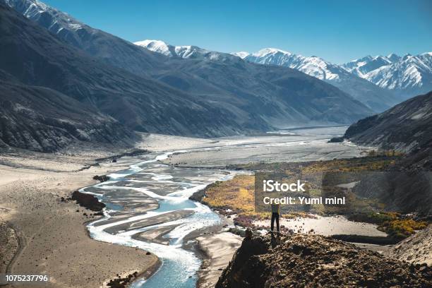 Foto de Homem De Alpinista Subindo O Conceito De Aventura E Liberdade De Braços Em Vista Da Paisagem No Distrito De Leh Ladakh Parte Do Vento Norte Da Índia e mais fotos de stock de Ladakh