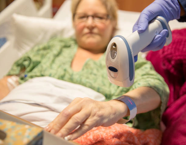la paziente ricoverata sta facendo scansionare il braccialetto identificativo dell'ospedale - braccialetto di identificazione foto e immagini stock
