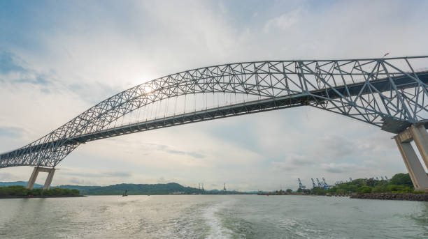 мост америк (пуэнте-де-лас-америка).  построенный в 1957 году и когда-то известный как тэтчер ферри мост. - construction steel construction frame built structure стоковые фото и изображения