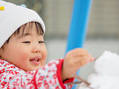 かわいい幼児の雪遊び