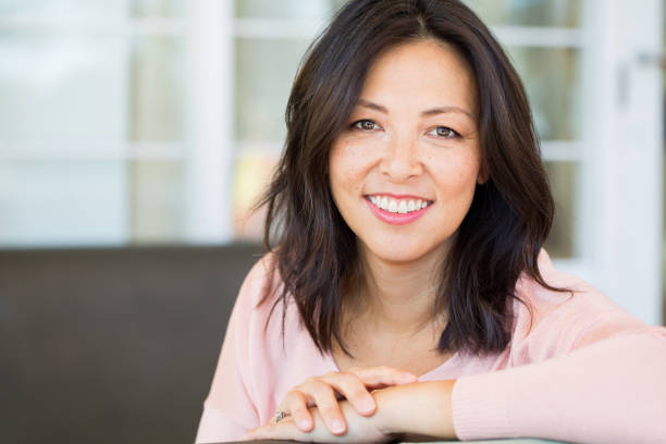 ritratto di una donna asiatica sorridente. - living room elegance women long hair foto e immagini stock