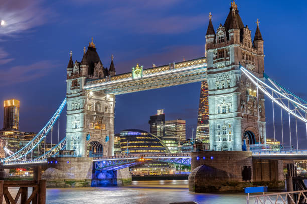 ライトアップされたタワー ブリッジ、ロンドン - national landmark international landmark cityscape tower ストックフォトと画像