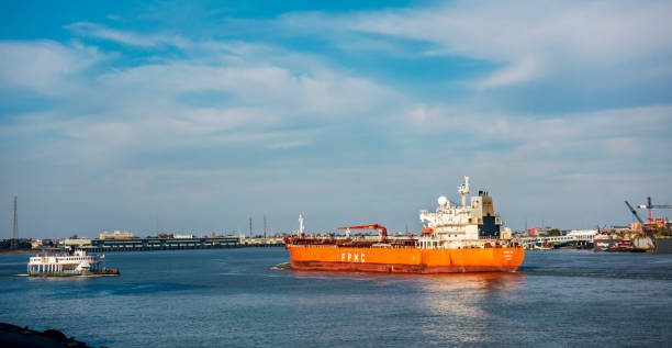 um navio de carga comercial, atravessando o rio de mississippi - cruise ship business retail freight transportation - fotografias e filmes do acervo