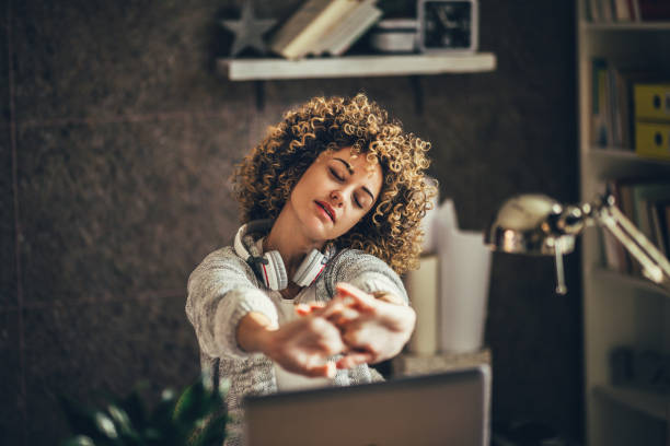 estiramientos en la oficina de la mujer - career break fotografías e imágenes de stock