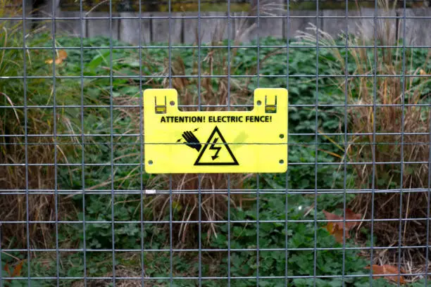 Electric fence attention warning sign uk