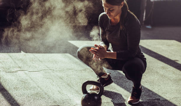 jóvenes fit mujer ejercicio con kettleball - barbell exercising sport gym fotografías e imágenes de stock