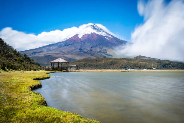 Cotopaxi volcano and gazebo Cotopaxi volcano and wooden gazebo at the bottom of the mountain in a sunny and windy day. exposure of 10 secs. cotopaxi photos stock pictures, royalty-free photos & images
