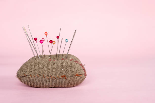 nähen-pins auf rosa hintergrund. - embroidery needlecraft product dress pattern stock-fotos und bilder