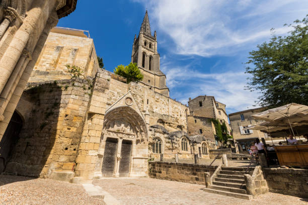 Saint Emilion, France Saint-Emilion, France. Views of the monolithic church (eglise monolithe) of Saint-Emilion, carved from a limestone cliff, and its bell tower saint emilion photos stock pictures, royalty-free photos & images