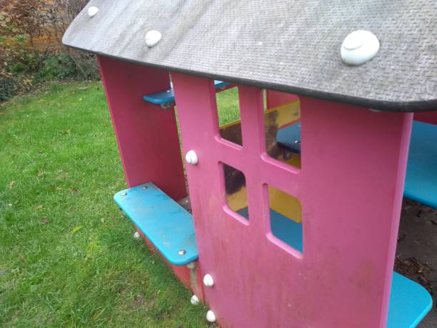 istock Pink dollhouse outdoors 1075431954