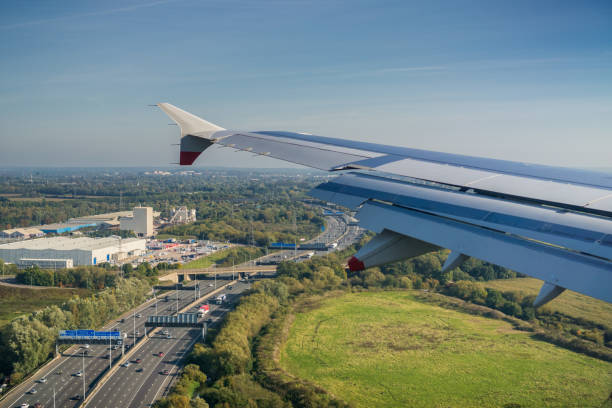 flug über eine autobahn, vereinigtes königreich - heathrow airport stock-fotos und bilder