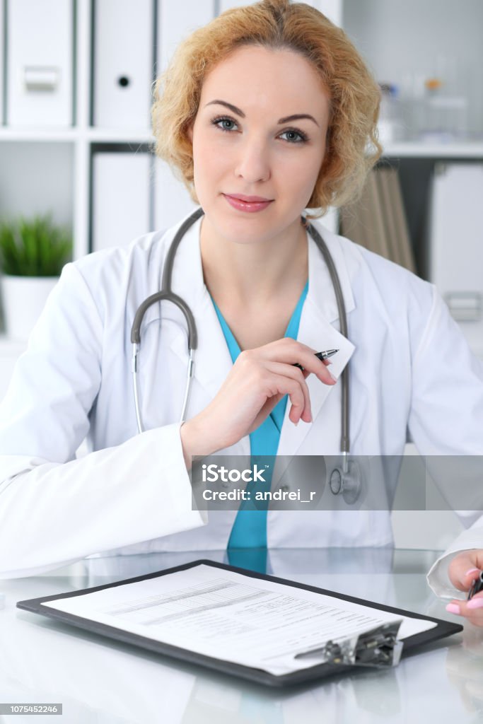 Frau Doktor Bei Der Arbeit Arzt Füllt Sich Anamnese Nimmt Form An Der ...