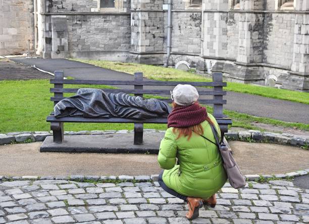 escultura de jesús sin hogar - republic of ireland sadness household equipment northern europe fotografías e imágenes de stock