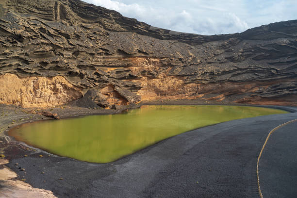 エル湾、ランサローテ島、スペインで緑色のラグーン - lanzarote canary islands volcano green ストックフォトと画像