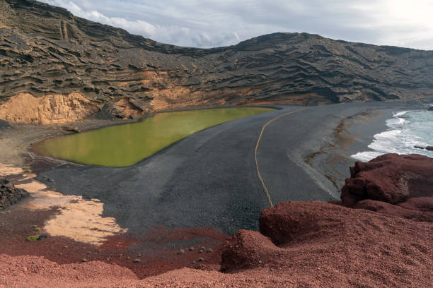 laguna verde en el golfo, isla de lanzarote, españa - lanzarote bay canary islands crater fotografías e imágenes de stock