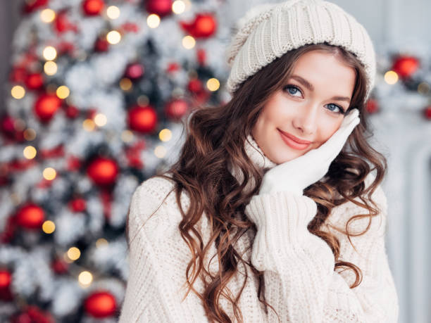 hermosa mujer en acogedor ambiente navideño - beautiful women gift christmas fotografías e imágenes de stock