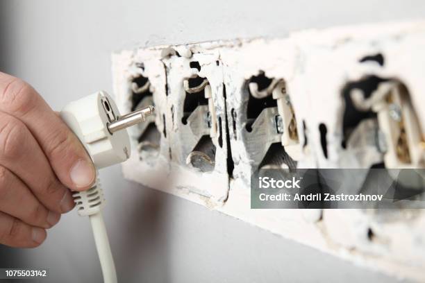 Chập Điện Sử Dụng Điện Nguy Hiểm Ổ Cắm Bị Hư Hỏng Trên Tường Hình ảnh Sẵn có - Tải xuống Hình ảnh Ngay bây giờ - iStock